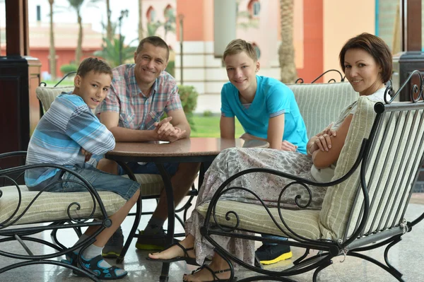 Família feliz no resort de férias — Fotografia de Stock