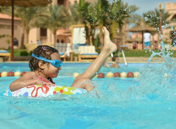 Petite fille dans la piscine — Photo