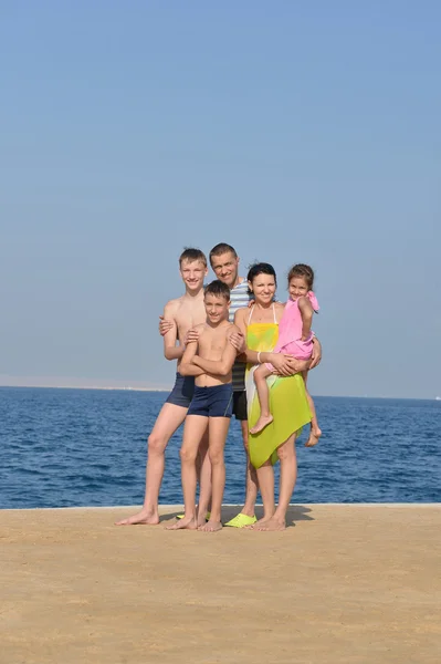 Ευτυχισμένη οικογένεια στην παραλία — Φωτογραφία Αρχείου
