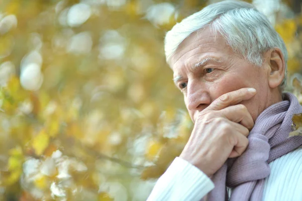 Thoughtful elderly man in autumn — Stock Photo, Image