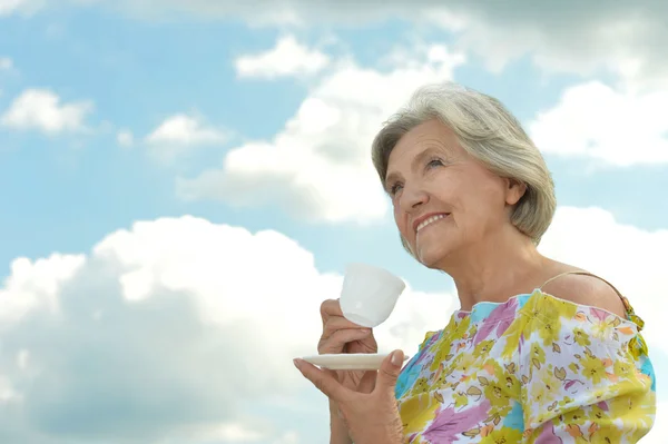 Donna anziana con coppa — Foto Stock