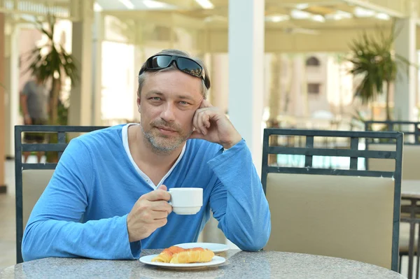 Hombre guapo en el desayuno — Foto de Stock