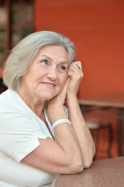 Mulher sênior no restaurante — Fotografia de Stock