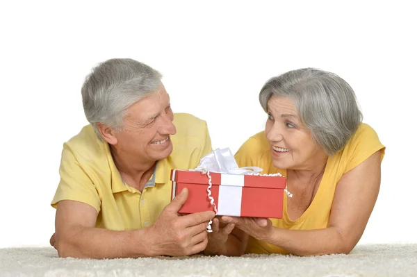 Happy older couple with gift — Stock Photo, Image