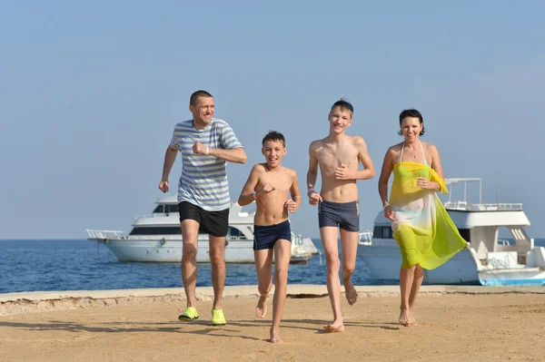 Famiglia in spiaggia in estate — Foto Stock
