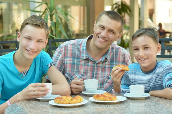 Kahvaltıda oğlu ile aile — Stok fotoğraf