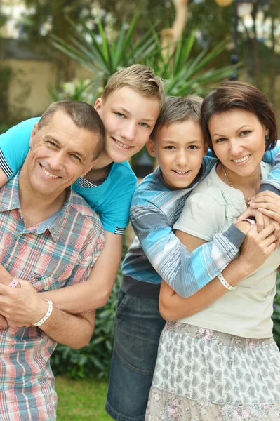 Familjen på tropic hotel garden — Stockfoto