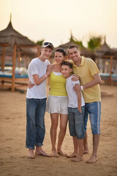 Семья на тропическом курорте . — стоковое фото