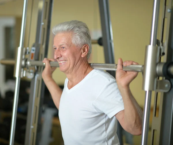 Hombre mayor en un gimnasio — Foto de Stock