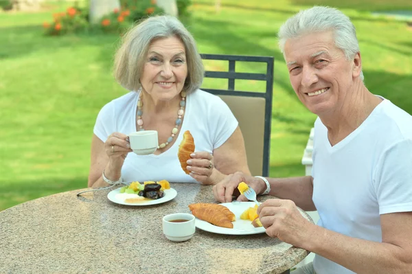 朝食を持っているシニアカップル — ストック写真
