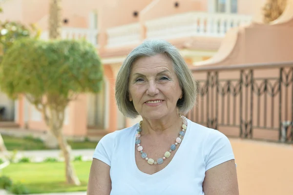 Senior woman in tropic resort — Stock Photo, Image