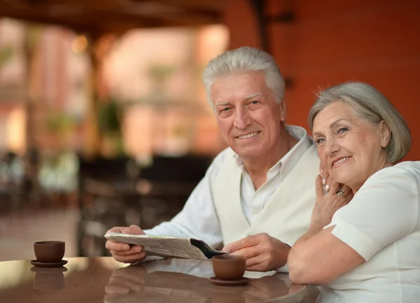 Casal maduro com laptop — Fotografia de Stock