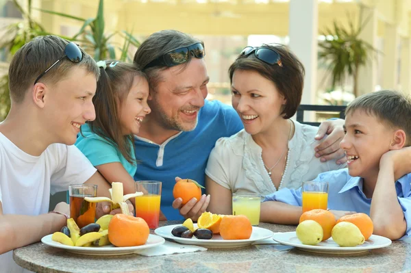 Família feliz no café da manhã — Fotografia de Stock