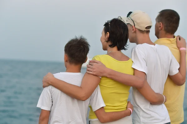 Família na praia no verão — Fotografia de Stock