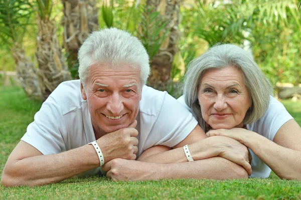 Casal sénior no jardim do hotel — Fotografia de Stock