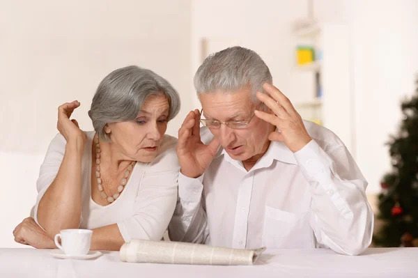 Pareja mayor leyendo periódico —  Fotos de Stock