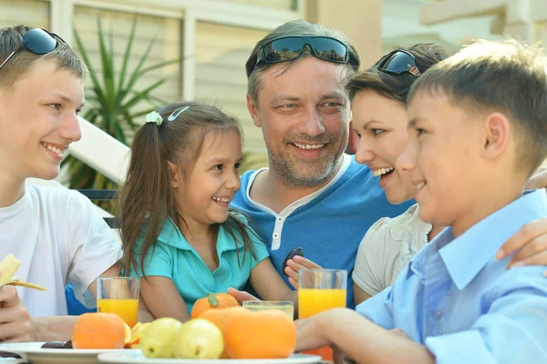 Familia feliz en el desayuno — Foto de Stock