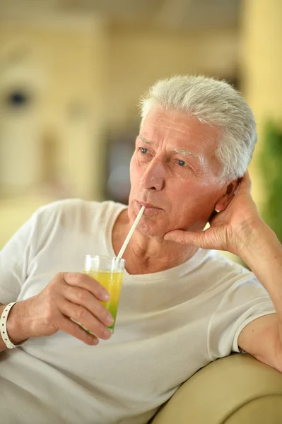 Hombre mayor beber jugo —  Fotos de Stock
