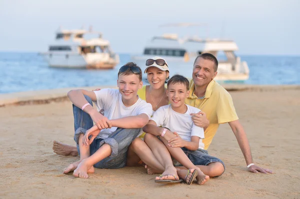 Família na praia no verão — Fotografia de Stock