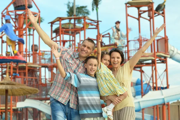Ontspannen en gelukkige familie — Stockfoto