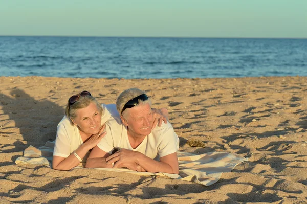 年长的夫妻，在海滩上 — 图库照片