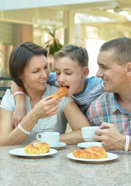 Familj med son på frukost — Stockfoto