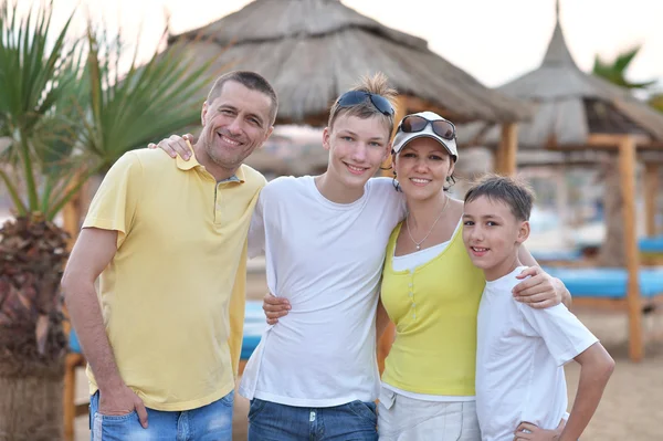 Familjen på tropical resort. — Stockfoto