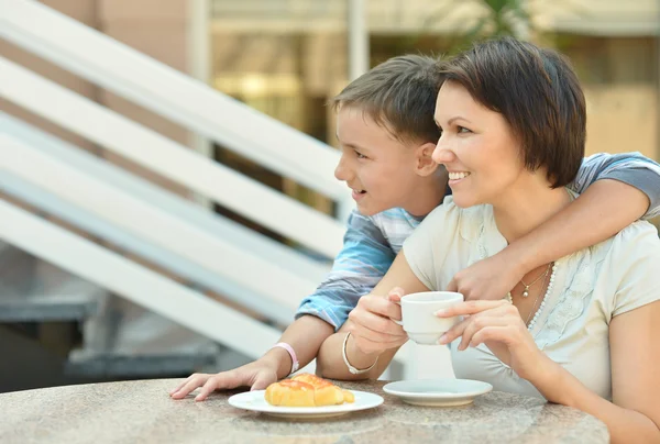 Mor och son till frukost — Stockfoto