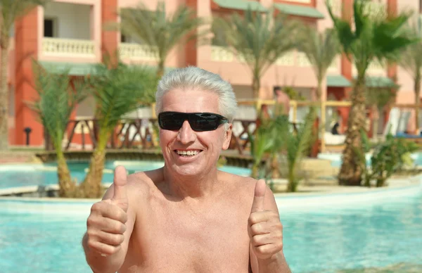 Uomo anziano in piscina — Foto Stock