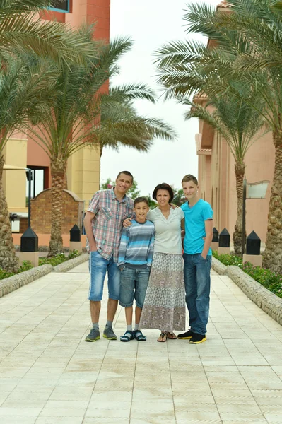 Familjen på tropical resort. — Stockfoto