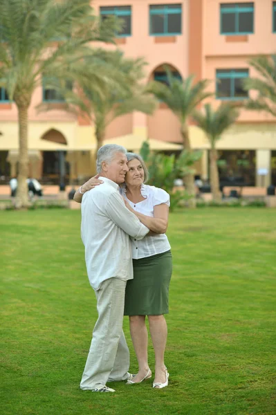 Casal sénior no jardim do hotel trópico — Fotografia de Stock