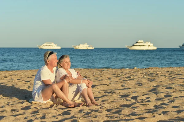 Parejas maduras en la playa — Foto de Stock