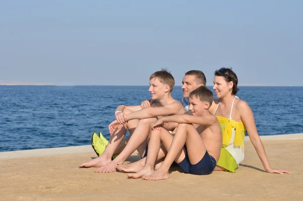 Familia en la playa en verano —  Fotos de Stock