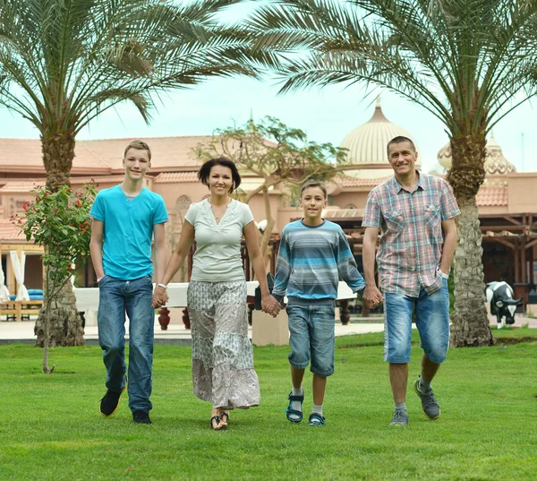Familie in tropische resort. — Stockfoto