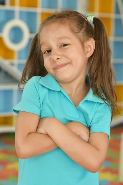 Niña feliz jugando — Foto de Stock