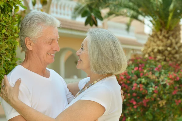 Äldre par på tropic hotel garden — Stockfoto