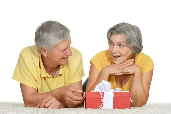 Happy older couple with gift — Stock Photo, Image