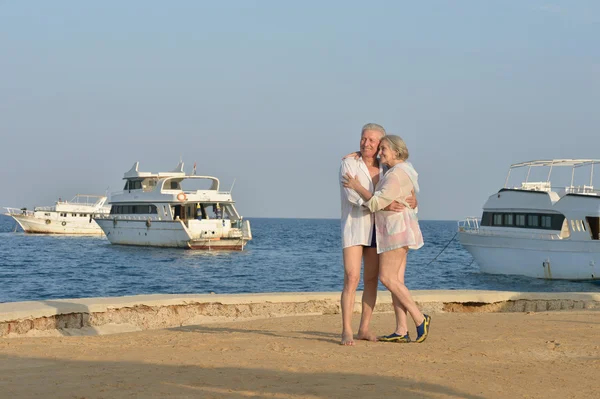 Ältere Paare am Strand — Stockfoto