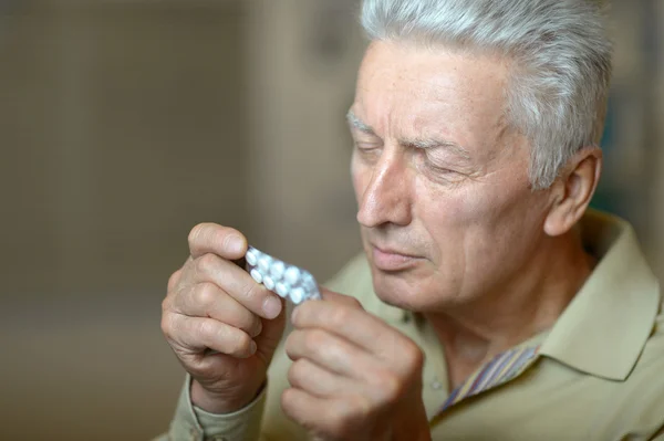 Homem idoso tratado com medicamentos — Fotografia de Stock