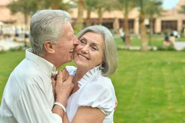 Seniorenpaar im tropischen Hotelgarten — Stockfoto