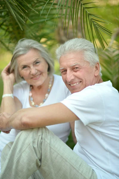 Coppia senior al giardino tropicale dell'hotel — Foto Stock