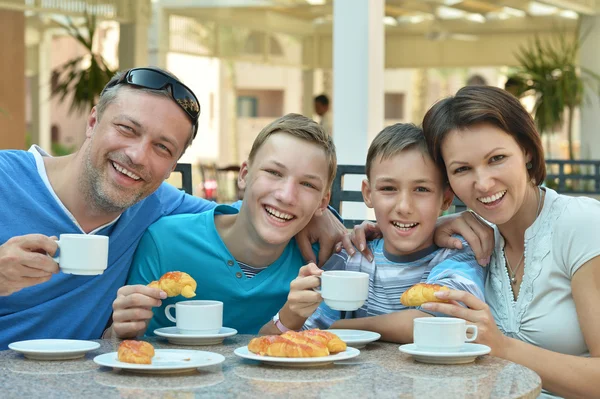 Glückliche Familie beim Frühstück — Stockfoto