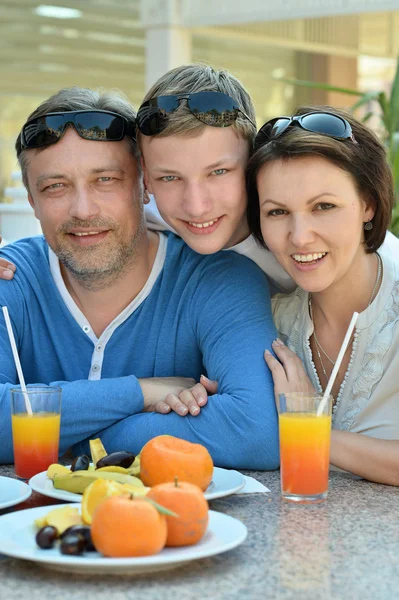 Familj med son på frukost — Stockfoto