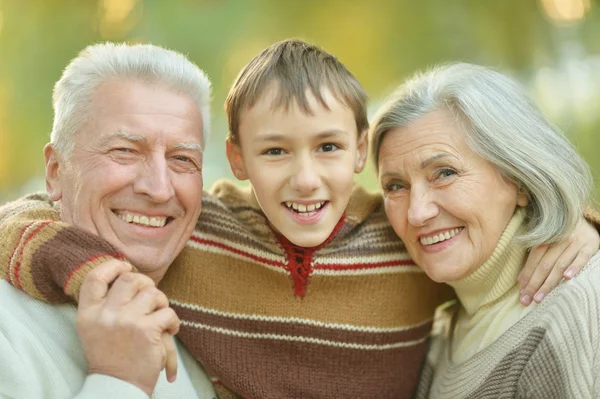 Gelukkig grootouders met kleinzoon — Stockfoto