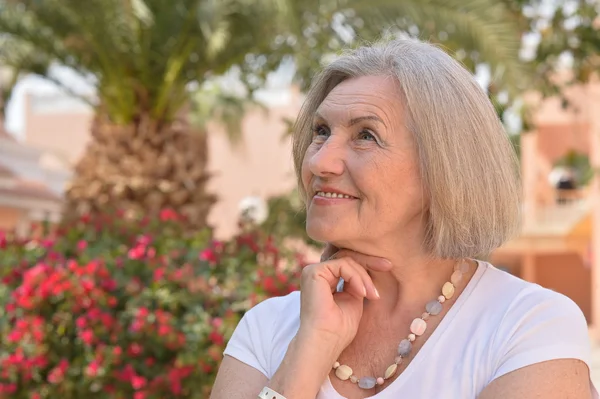 Senior woman in tropic resort — Stock Photo, Image