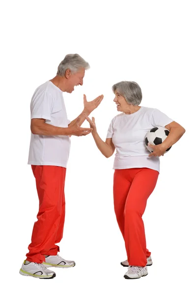Старшая пара с мячом — стоковое фото