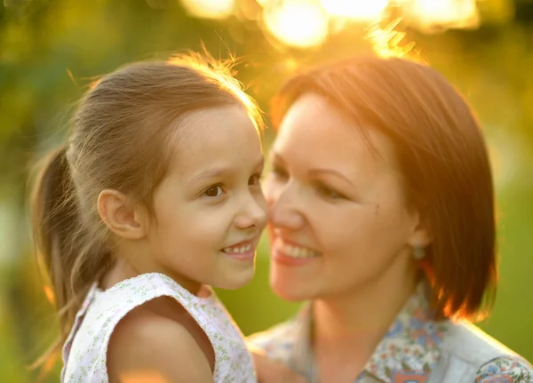 Anne ve kız açık havada — Stok fotoğraf