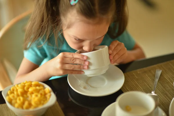 Niña en el desayuno — Foto de Stock