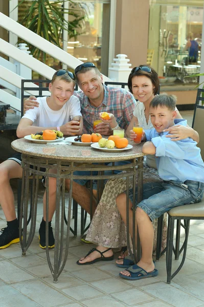 Familia feliz en el desayuno — Foto de Stock