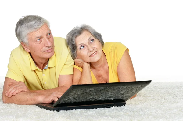 Pasangan dewasa dengan laptop — Stok Foto